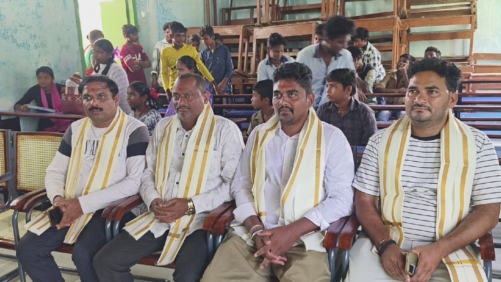 కలిచేడుమైకాకార్మికఉన్నతపాఠశాలకుసామాగ్రి వితరణ