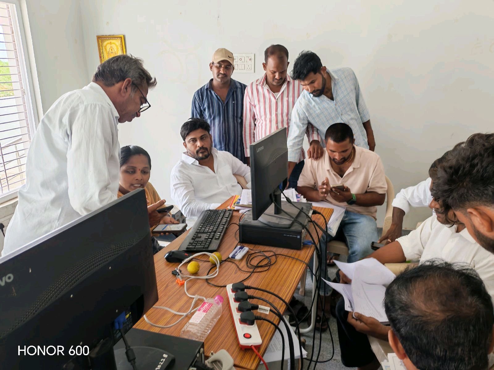 అర్హత ఉన్న అందరికీ పింఛను  అందాలని సానే రాహుల్ TDP నాయకులు