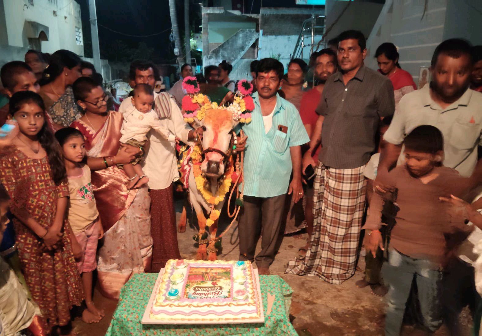 గోమాతకు ఘనంగా 5వ జన్మదిన వేడుకలు