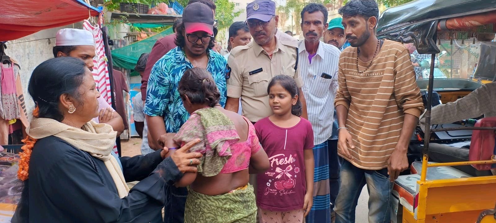 చిన్న పాప చెవిలో ఉన్న బంగారు కమ్మలను దొంగలించి వెళ్తుండగా