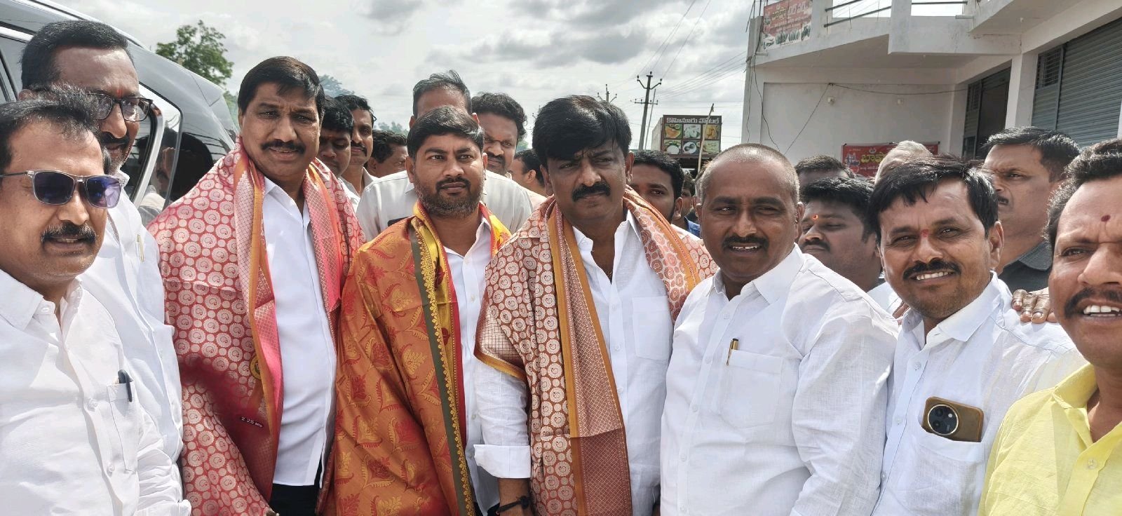 మంత్రిని జిల్లా అధ్యక్షుని ఘనగా స్వాగతం పలికిన బీటెక్ రవి