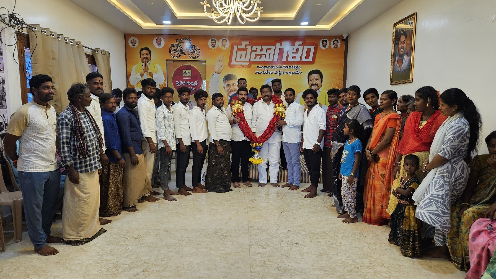 ఆప్యాయంగా ఆహ్వానించిన టీడీపీ ఇంచార్జి రాఘవేంద్ర రెడ్డి