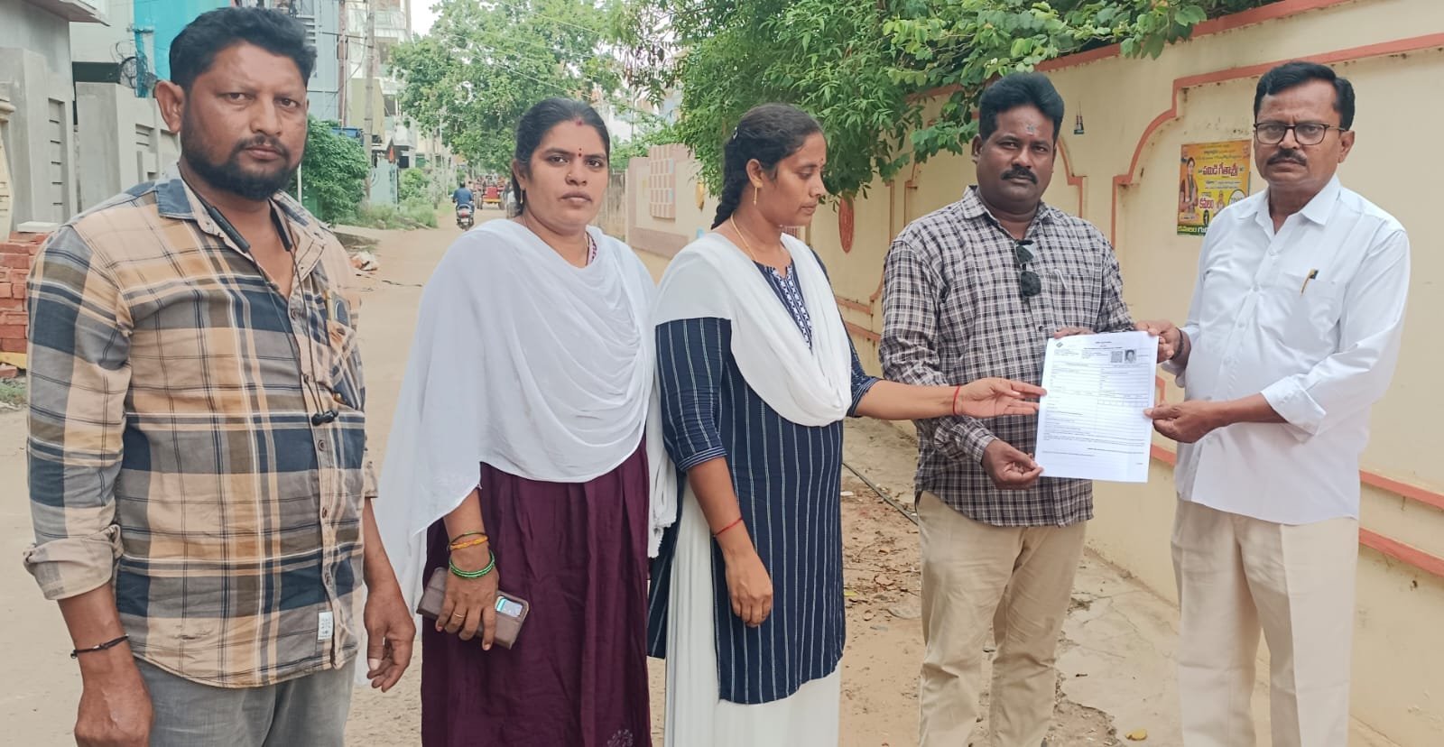 గణన ఫారం అందజేతలో కాంగ్రెస్ మండల అధ్యక్షుడు చిన్నంశెట్టి