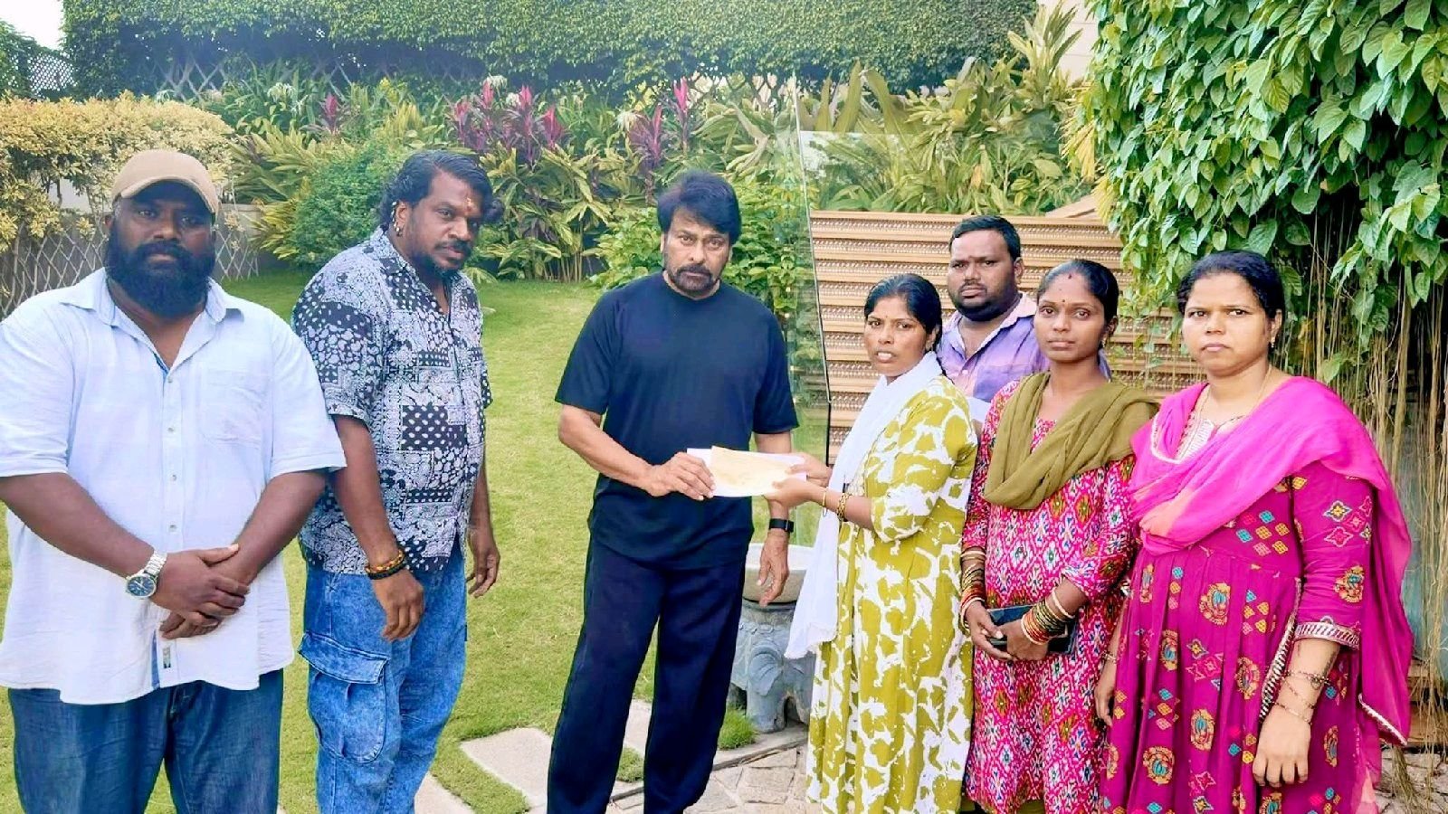 భారతదేశం ఆపద్బాంధవుడు చిరంజీవి గబ్బర్ సింగ రమేష3 ు లక్షల