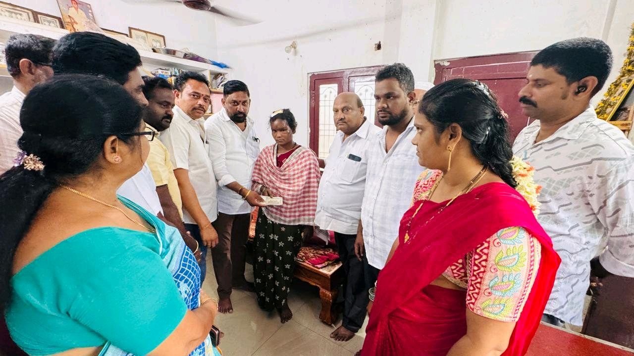 ్డు ప్రమాదంలో గాయపడిన జనసేన వీర మహిళకి 25000 ఆర్థిక సహాయం