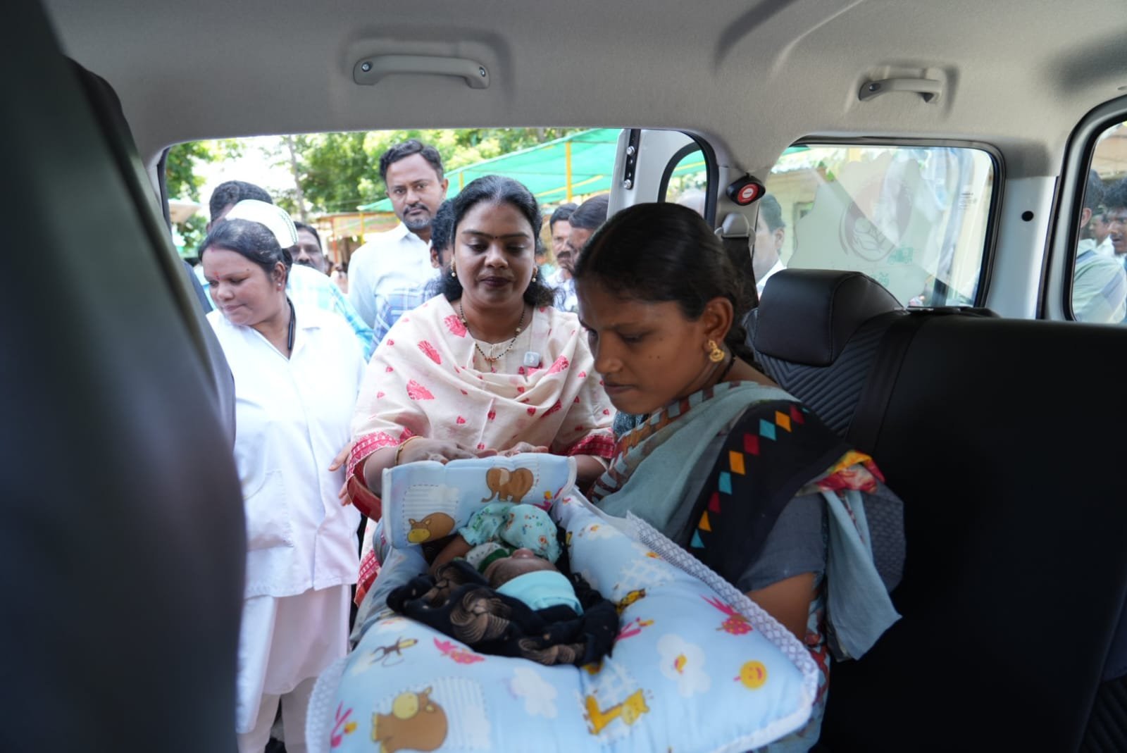 102 తల్లి - బిడ్డ ఎక్స్ప్రెస్ ప్రారంభించిన ఎమ్మెల్యే