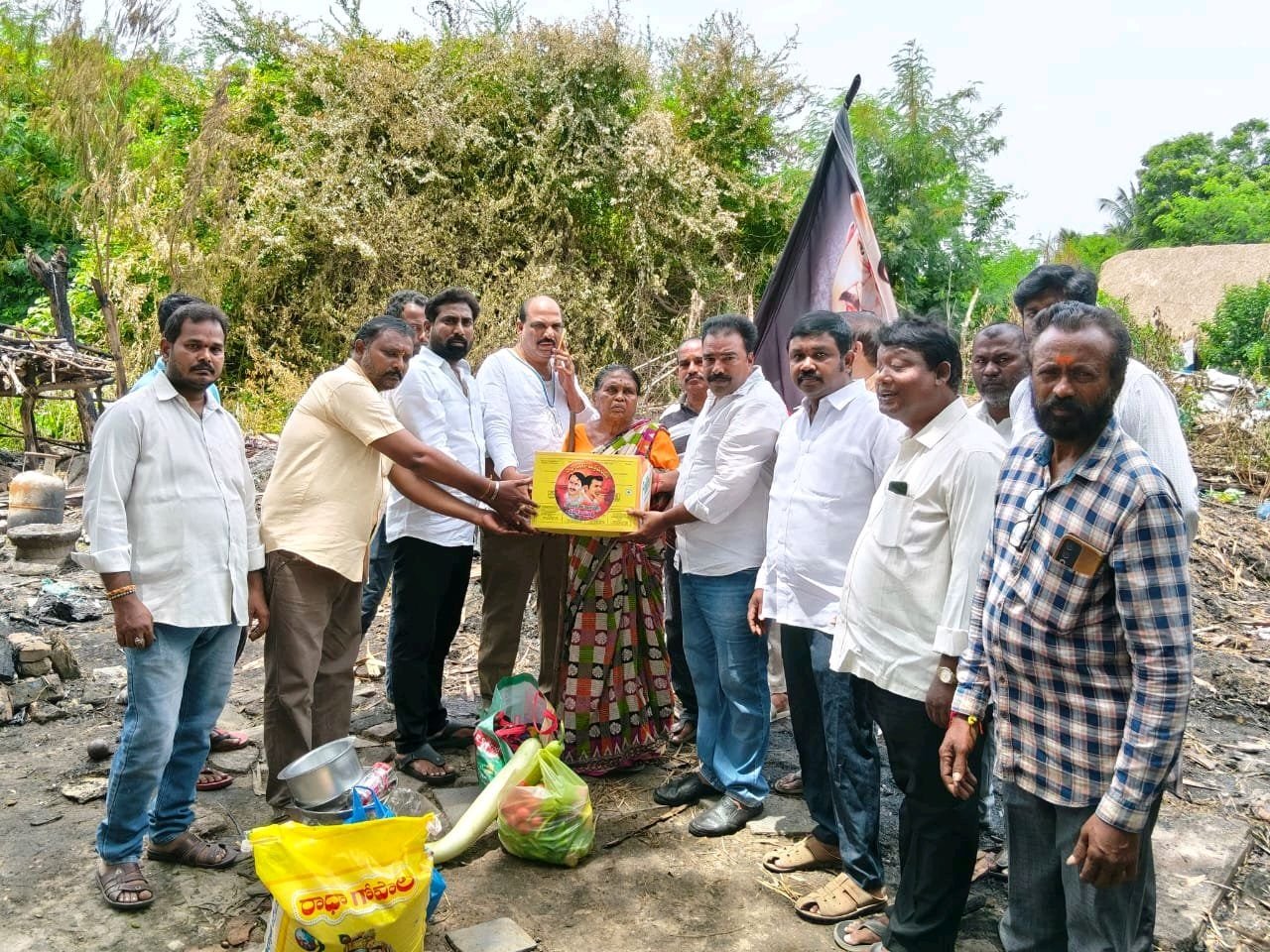 అగ్ని ప్రమాద బాధిత కుటుంబానికి రాధా రంగ మిత్రమండలి చేయూత