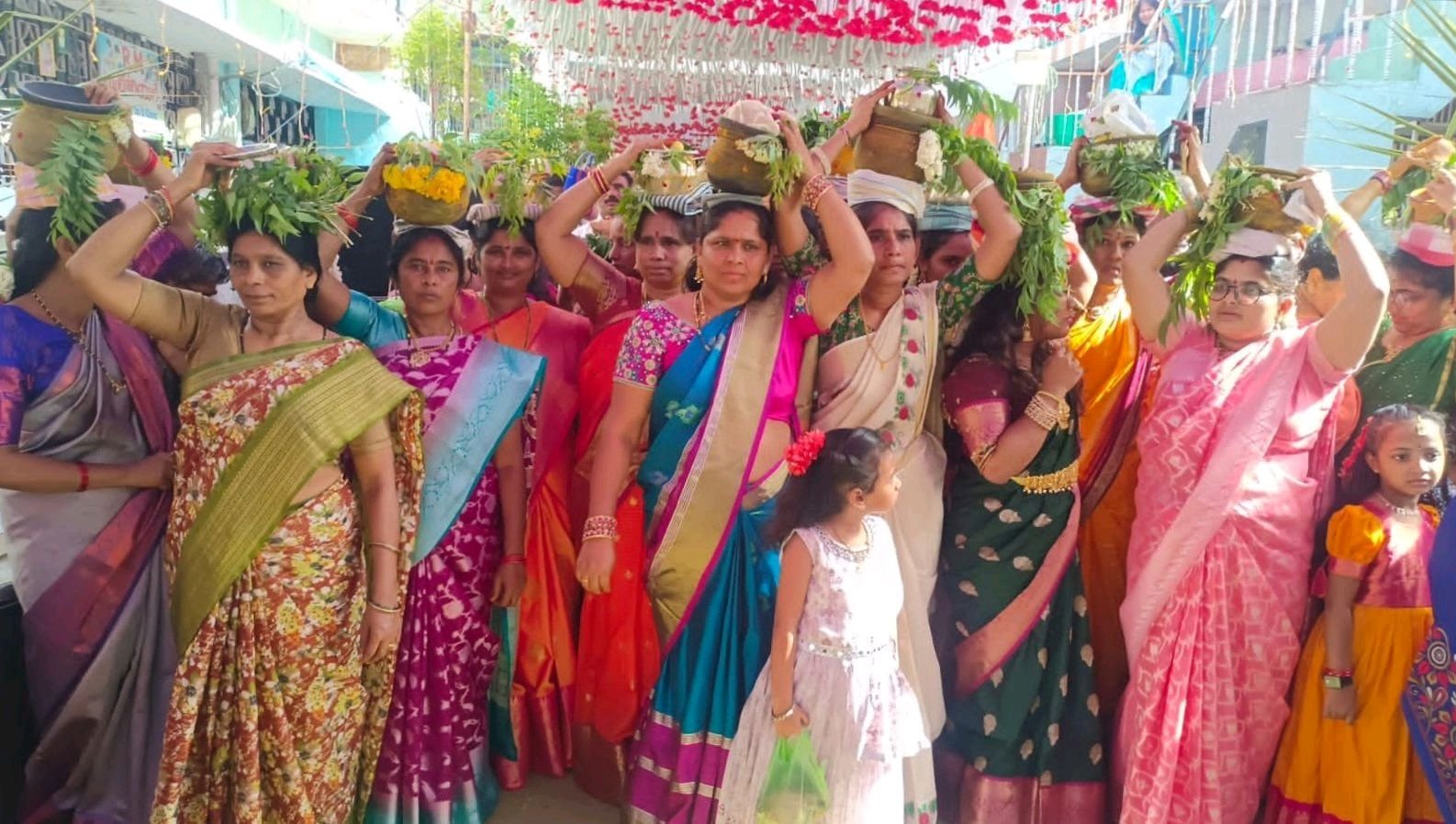 చౌడేశ్వరి అమ్మవారికి బోణాలు సమర్పిస్తున్న మహిళలు