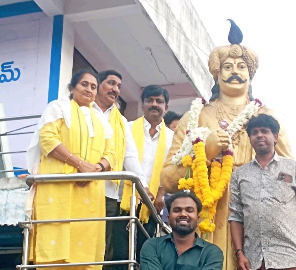 శ్రీకృష్ణదేవరాయల విగ్రహానికి పూలమాల వేసి TDP నాయకులు