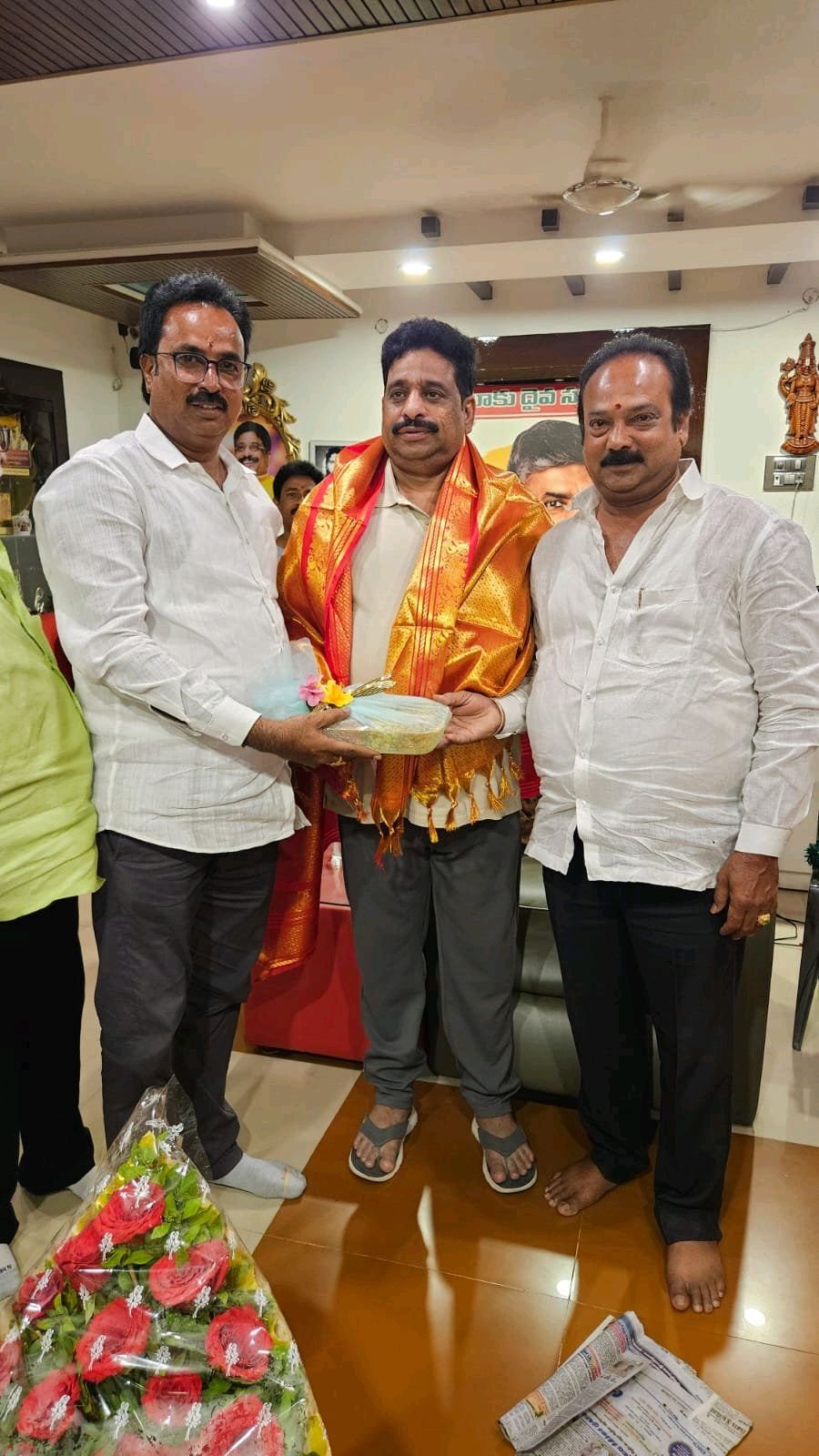 విజయవాడ పశ్చిమ ఇంచార్జీ వెంకన్న ను కలిసిన కార్పొరేటర్లు.