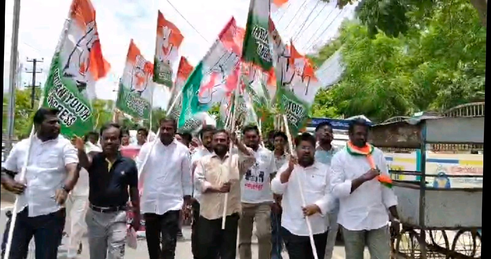 కడప కలెక్టరేట్ కార్యాలయం వద్ద ఉద్రిక్తత...