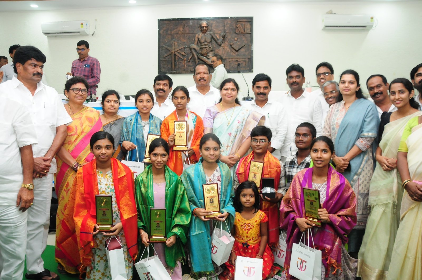 విద్యార్థులకు సత్కారాలు