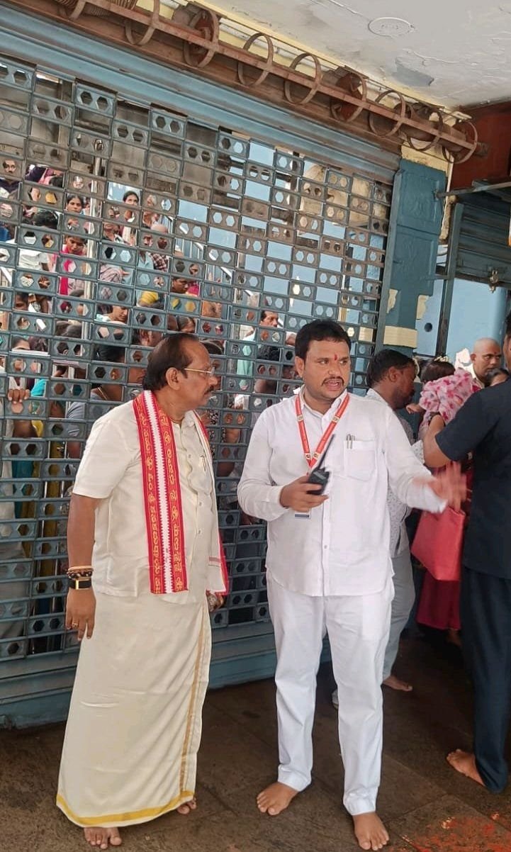 కనకదుర్గ ఆలయంలో రద్దీ దృశ్య  పర్యవేక్షస్తున్న చైర్మన్