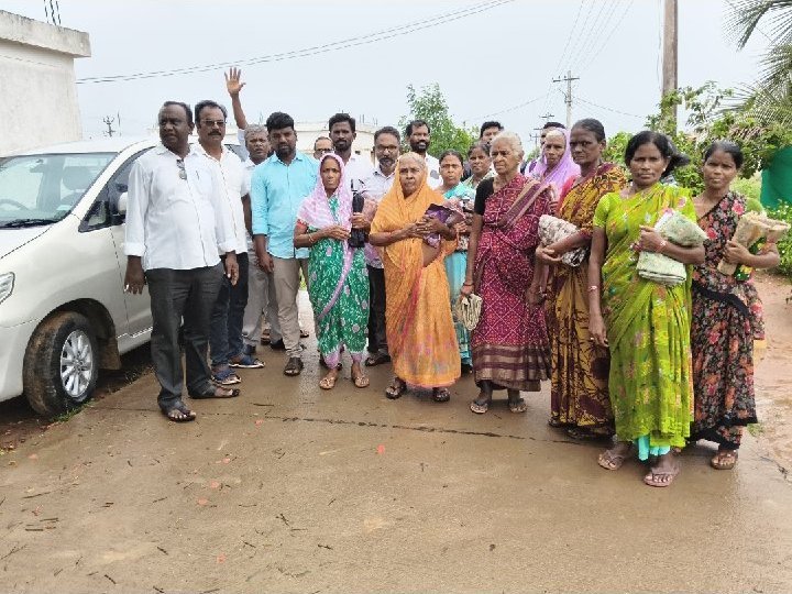 క్రైస్తవ సంస్థ సమక్షంలో  చీరల పంపిణీ..!!