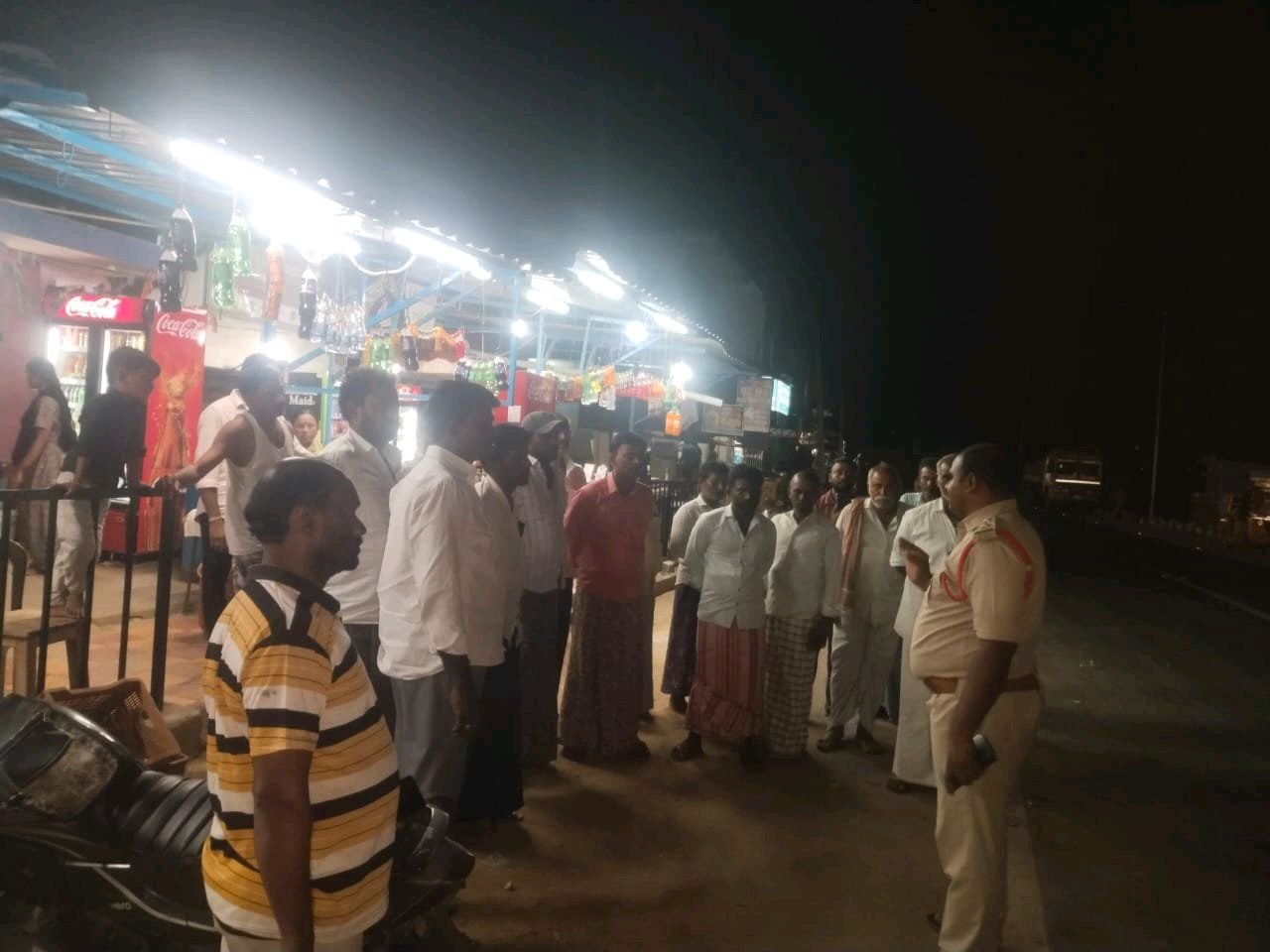 నాగులగుట్టపల్లి  గ్రామస్తులతో సమావేశమైన చక్రాయపేట SI