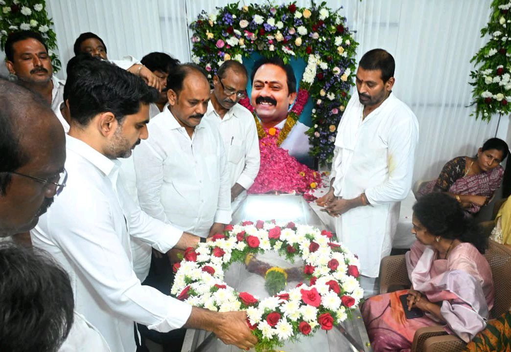ఆళ్ల నానికి నివాళులర్పించిన నారా లోకేష్