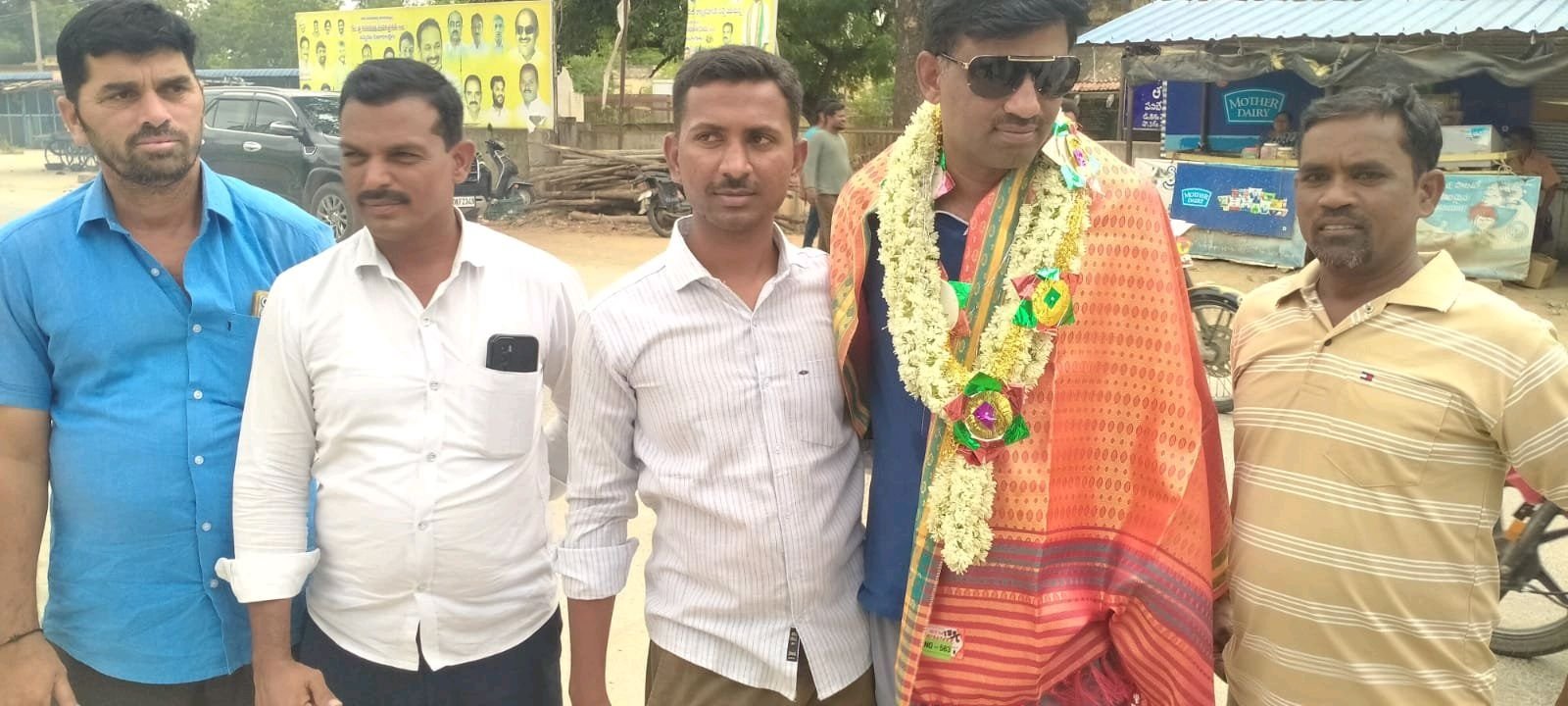 తేనేటి విందులో పాల్గొన్న డీకే బాబు
