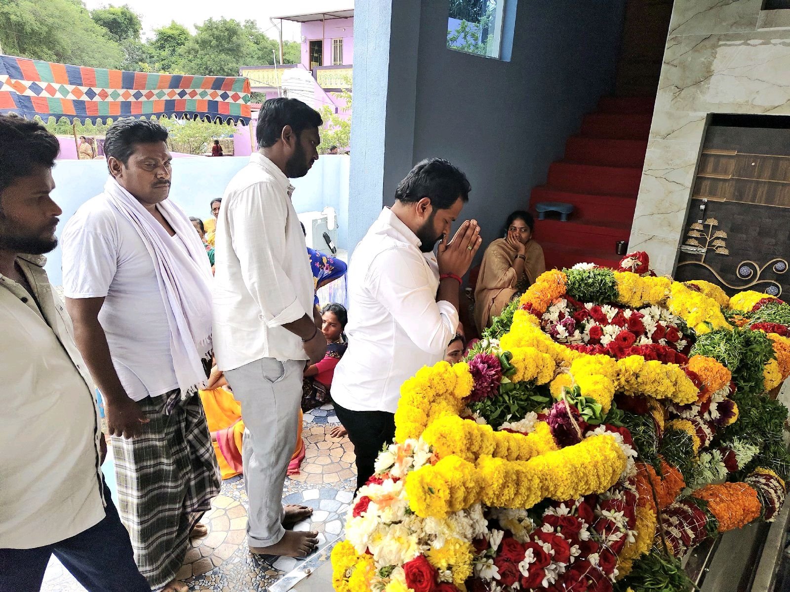 రాంప్రసాద్ భౌతికకాయానికి  నివాళులు అర్పించిన ఎమ్మెల్యే