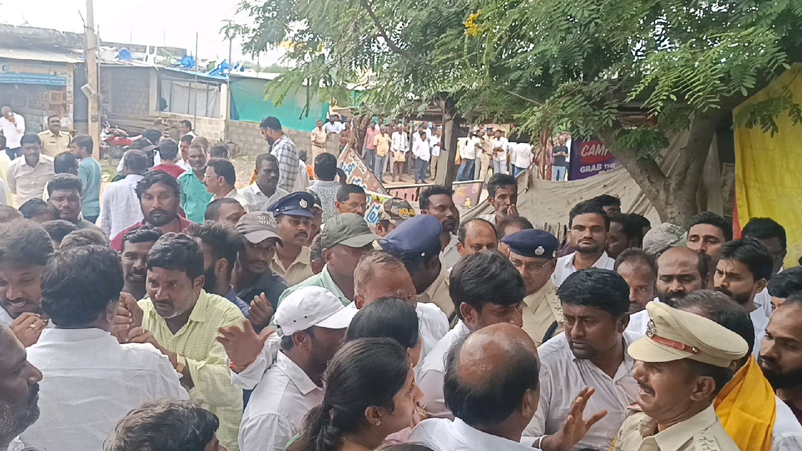 నామినేషన్ ఉద్రిక్తత పోలీసుల జోక్యంతో సద్దుమణిగిన వివాదం