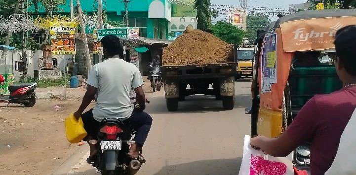 బంటుమిల్లిలో అనధికార మట్టి తొలకాల వల్ల ట్రాఫిక్ సమస్య