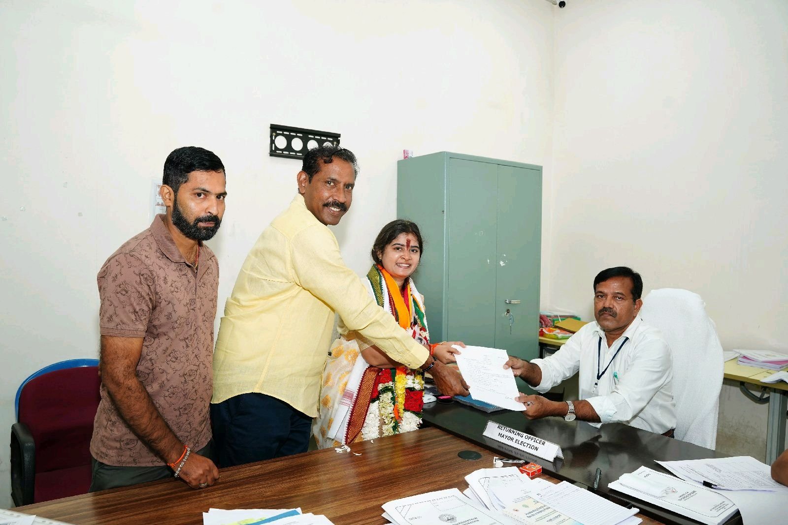 విశాఖ మేయర్ అభ్యర్థిగా నామినేషన దాఖలు చేసిన ముక్కశ్రావణి