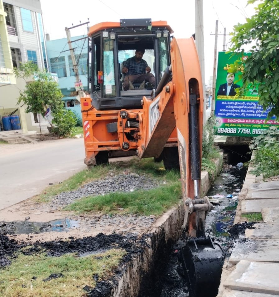 గ్రామంలో డ్రైనేజీలలో పూడికతీత పనులు...