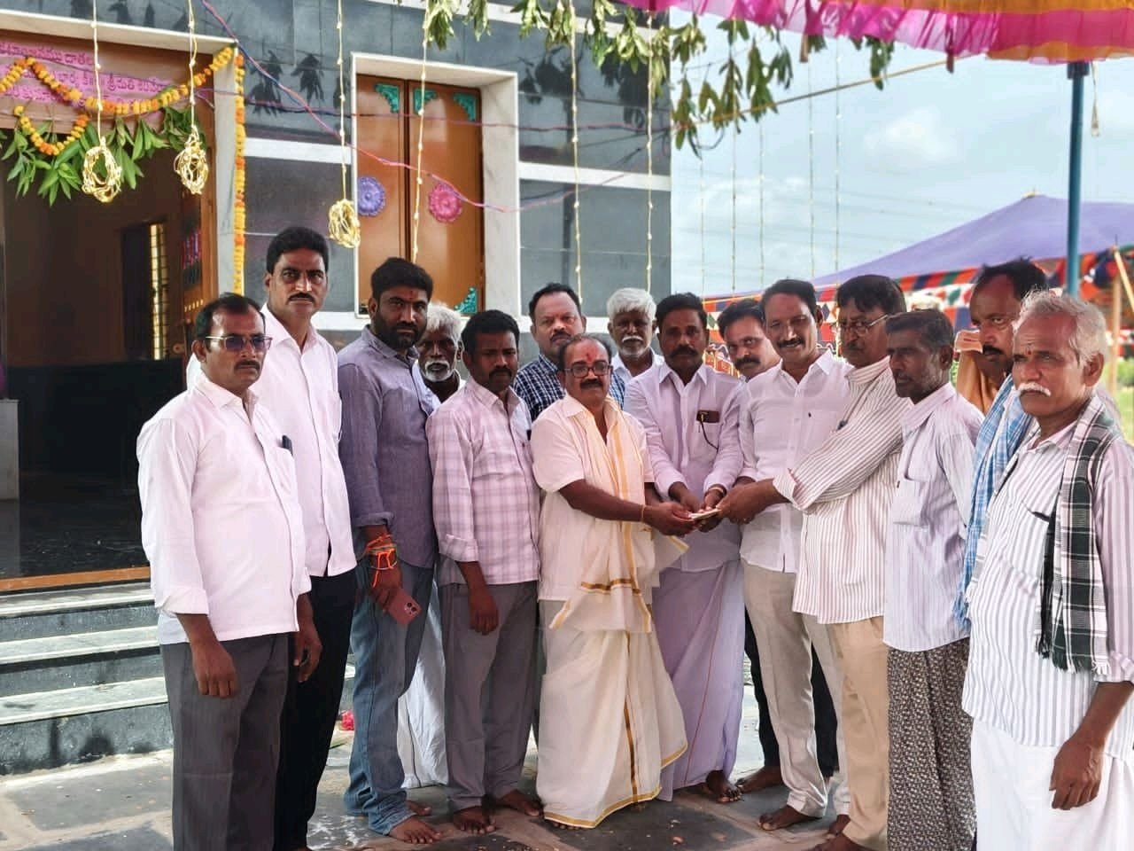 సాయిబాబా గుడికి రూ.20 వేల అందించిన ఎమ్మెల్యే కందికుంట
