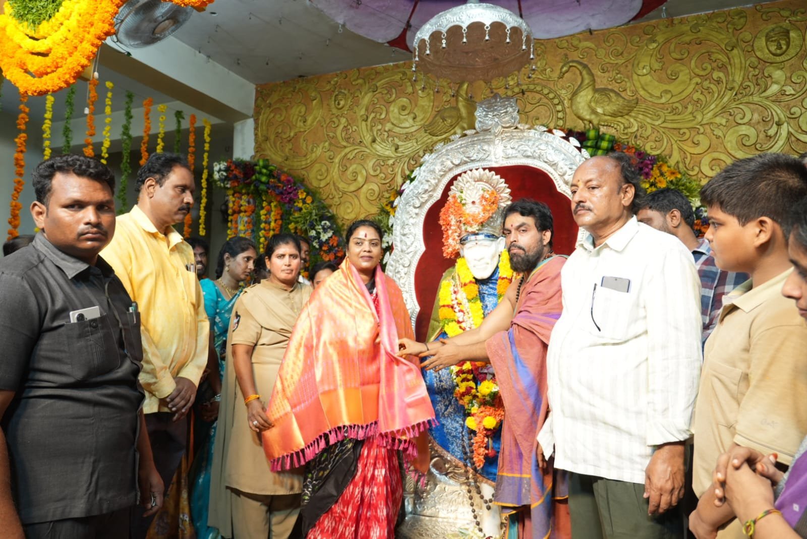 బాబా సన్నిధిలో ప్రత్యేక పూజలు నిర్వహించిన ఎమ్మెల్యే...