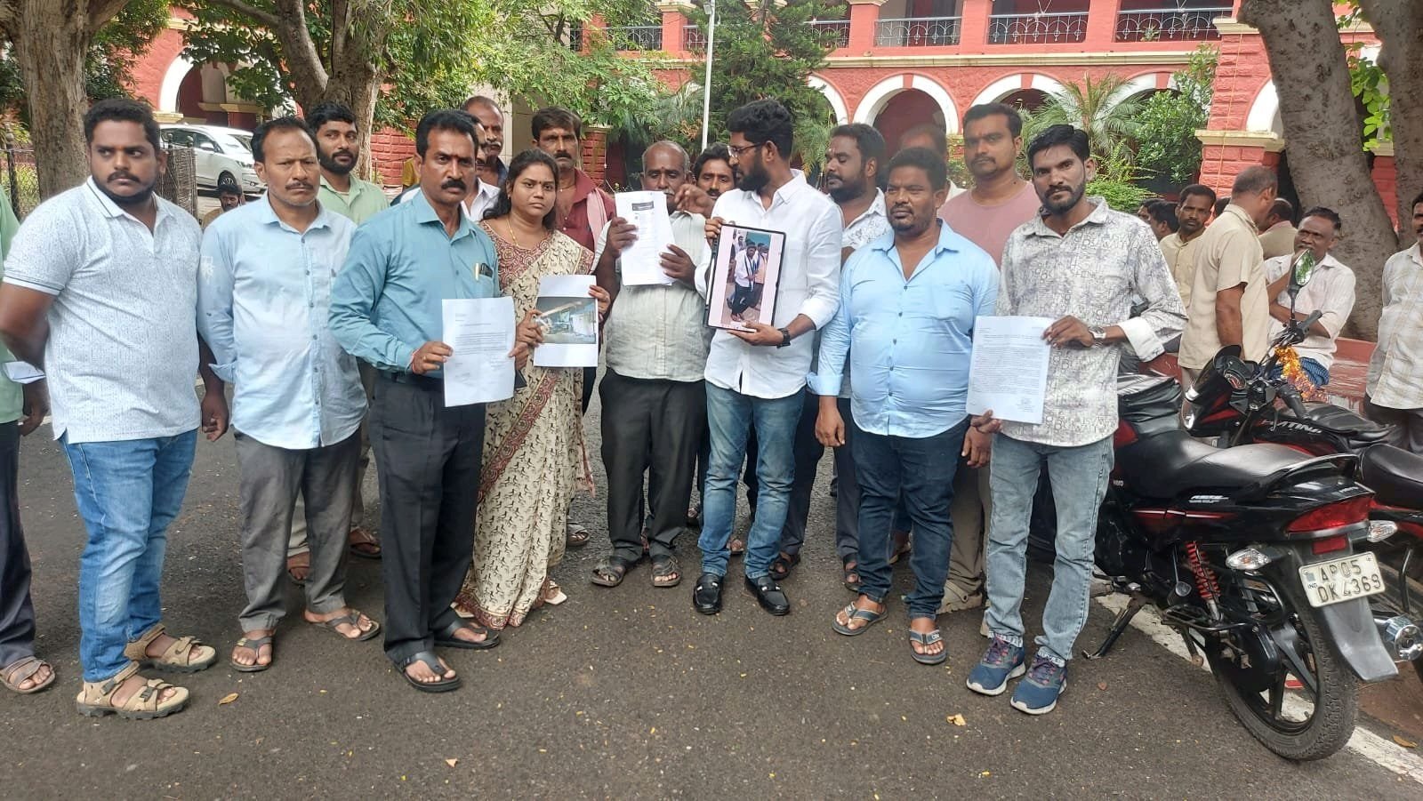 రోడ్డెక్కిన రైతుబజారు రైతులు