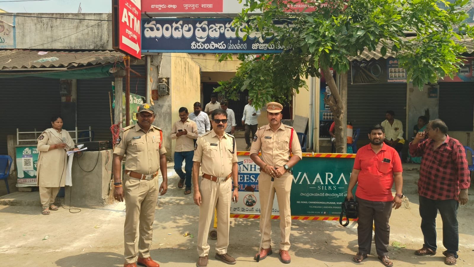 నామినేషన్ ప్రక్రియ వద్ద బందోబస్తు పరిశీలిస్తున్న ఏసిపి
