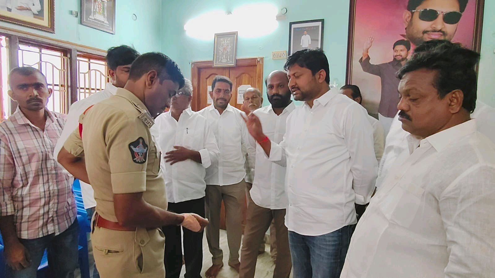 కొఠారి అబ్బయ్యచౌదరి ని అడ్డుకున్న పోలీసులు