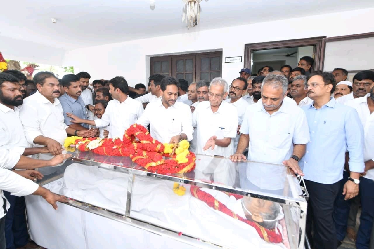 వైఎస్. ఆనందరెడ్డి అంత్యక్రియల్లో పాల్గొన్న వైఎస్. జగన్