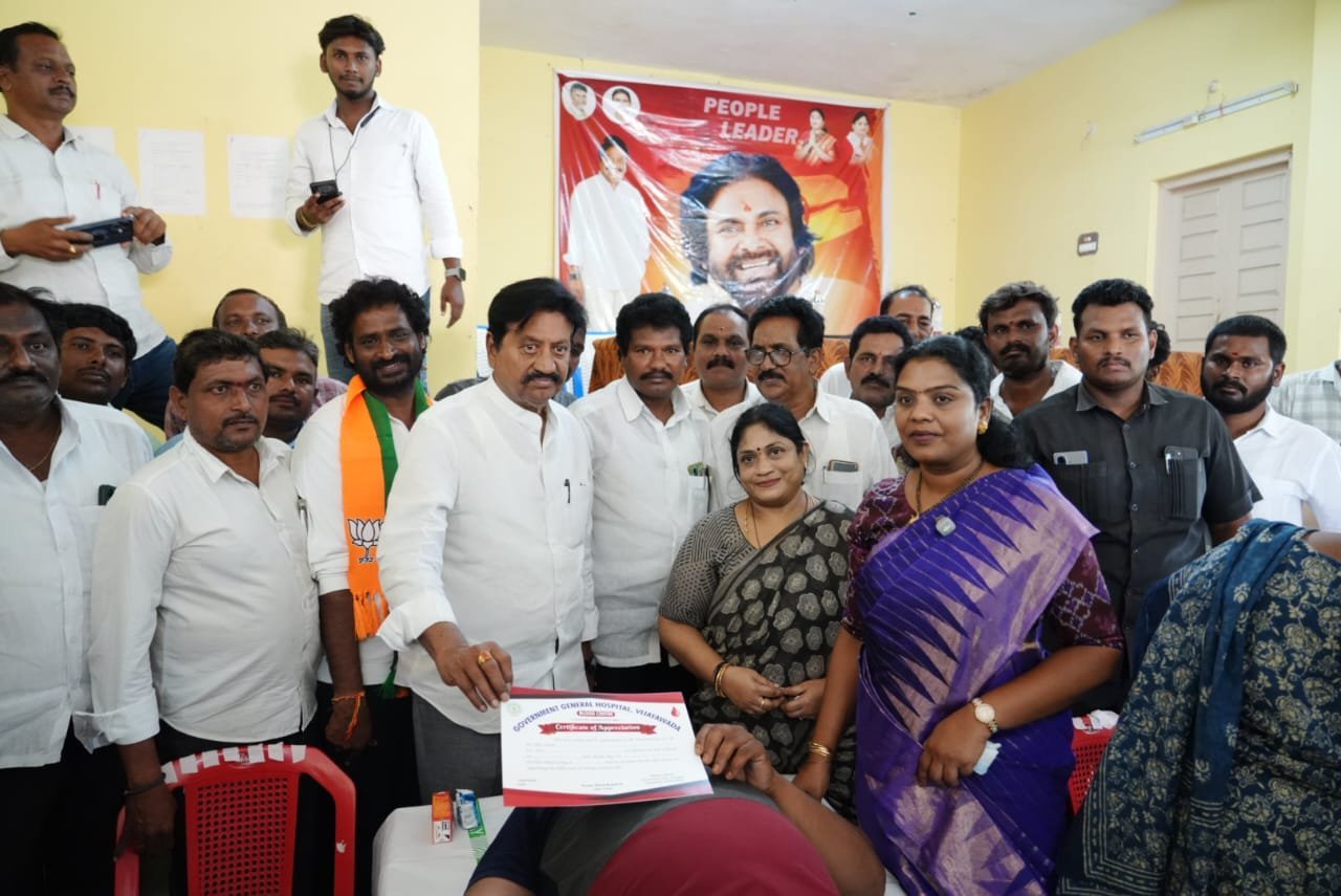 రక్త దానం చేయండి.. ప్రాణదాతలు కండి.... ఎమ్మెల్యే