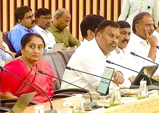 గోదావరి పుష్కరాల ఏర్పాట్లపై సీఎం సమీక్ష పాల్గొన్న మంత్రి