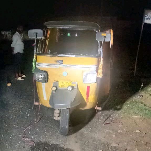 ఆటో ఢీకొని కూలీకి తీవ్ర గాయాలు