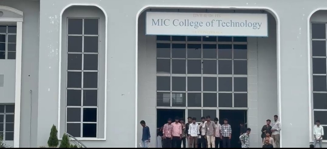 సీనియర్లు, జూనియర్లు ఒకరికొకరు దాడులు..