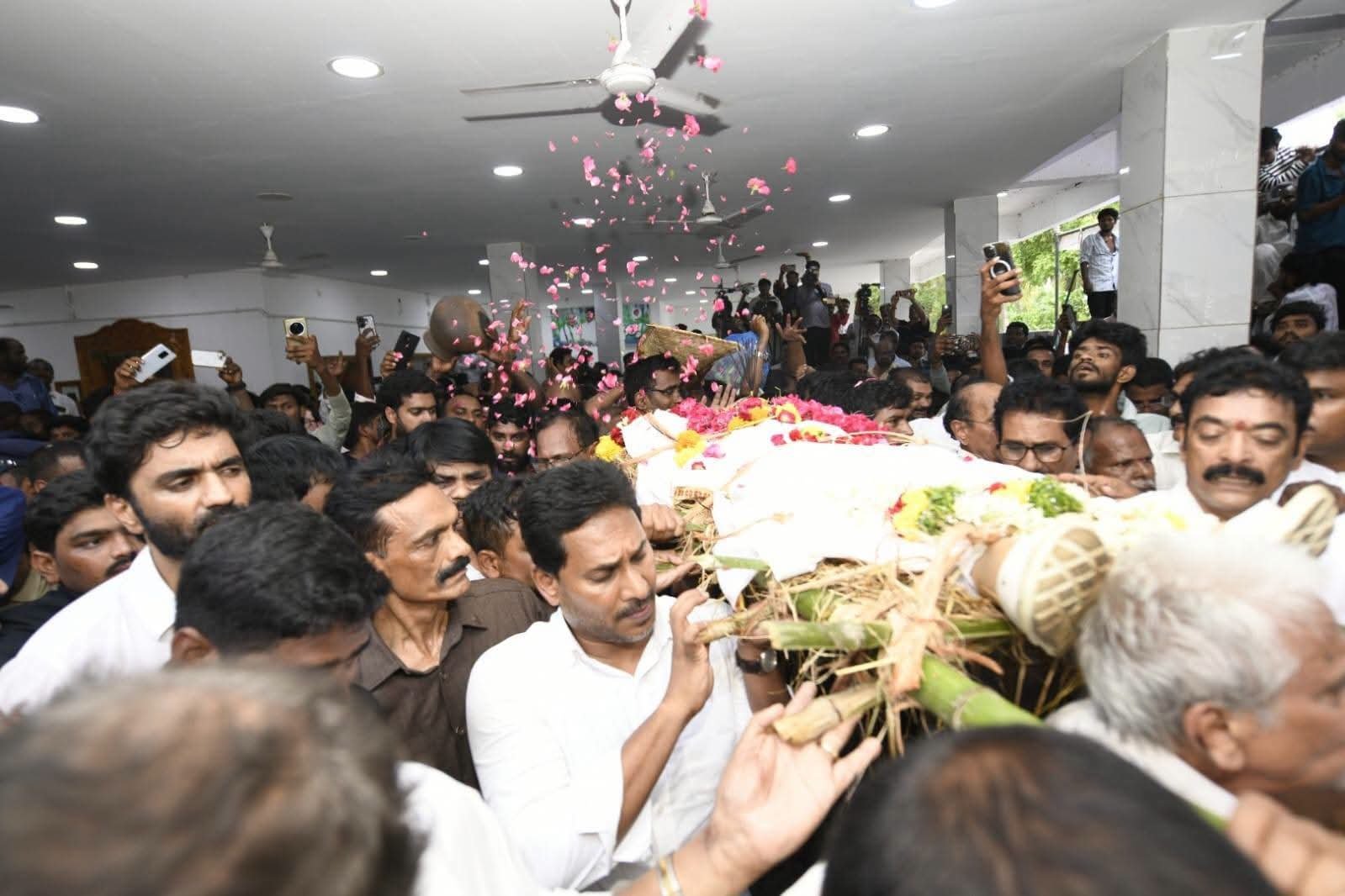 అనుబంధానికి అద్దం పట్టిన YS జగన్..!!