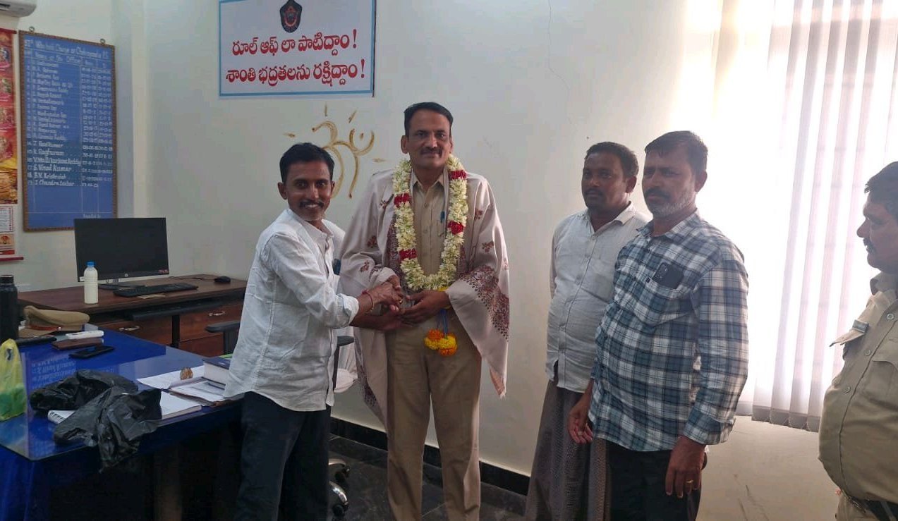 SI సార్ ను మర్యాదపూర్వకంగా కలిసిన కోమటిపేట వాసులు