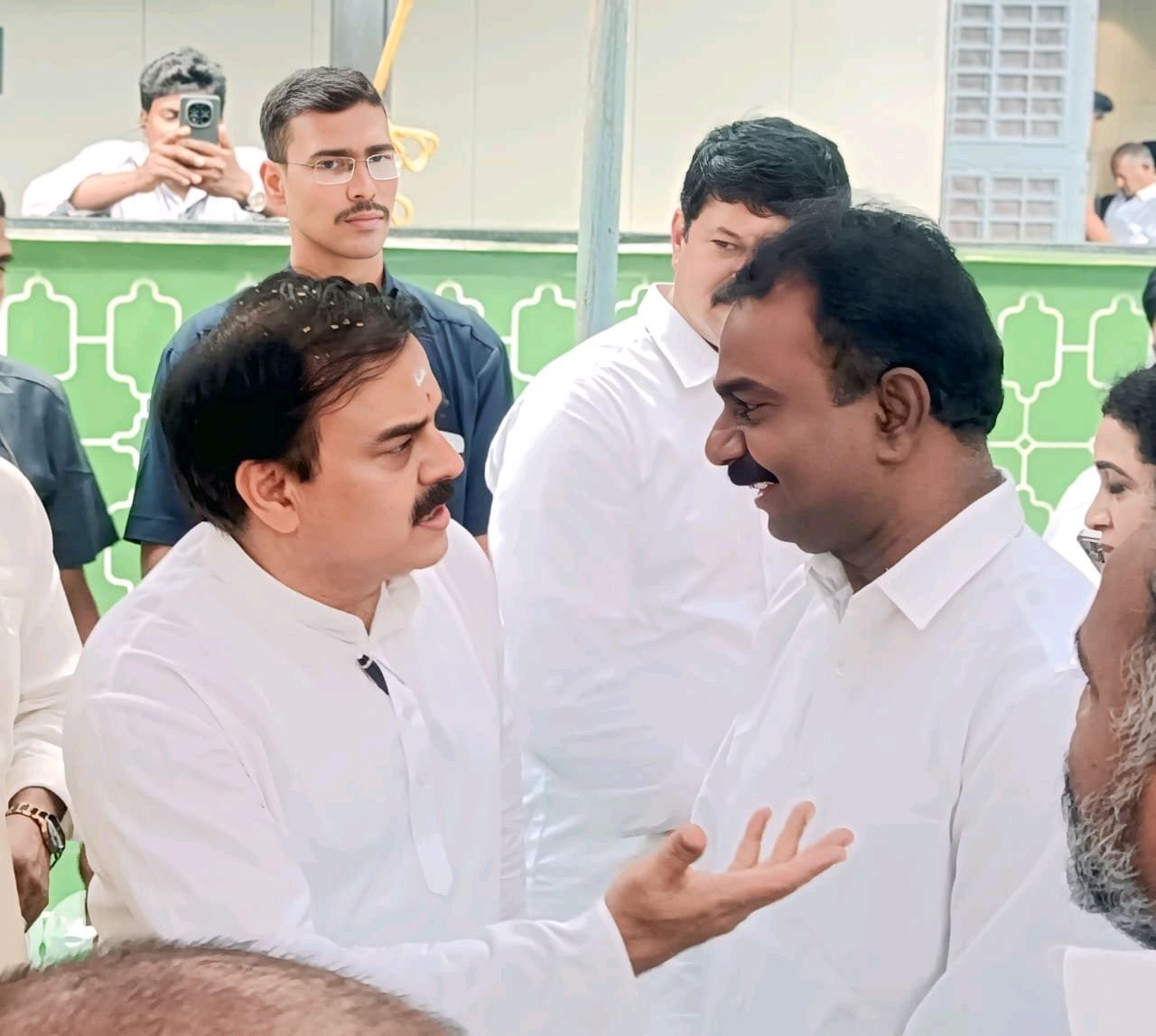 జనసేన పార్టీ PAC చైర్మన్ తో అక్కల. గాంధీ