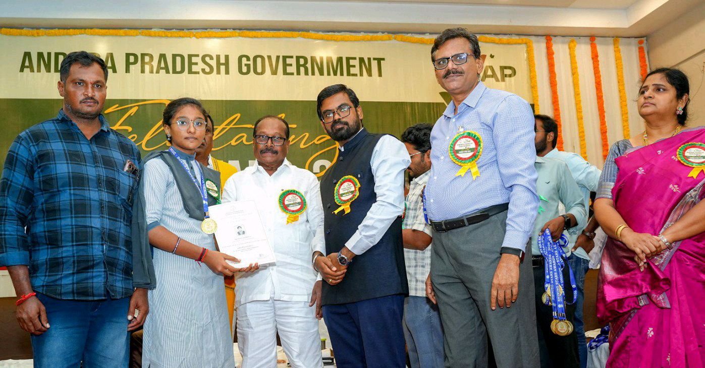 కలెక్టర్ చేతుల మీదుగా షైనింగ్ స్టార్ అవార్డ్స్ ప్రధానం