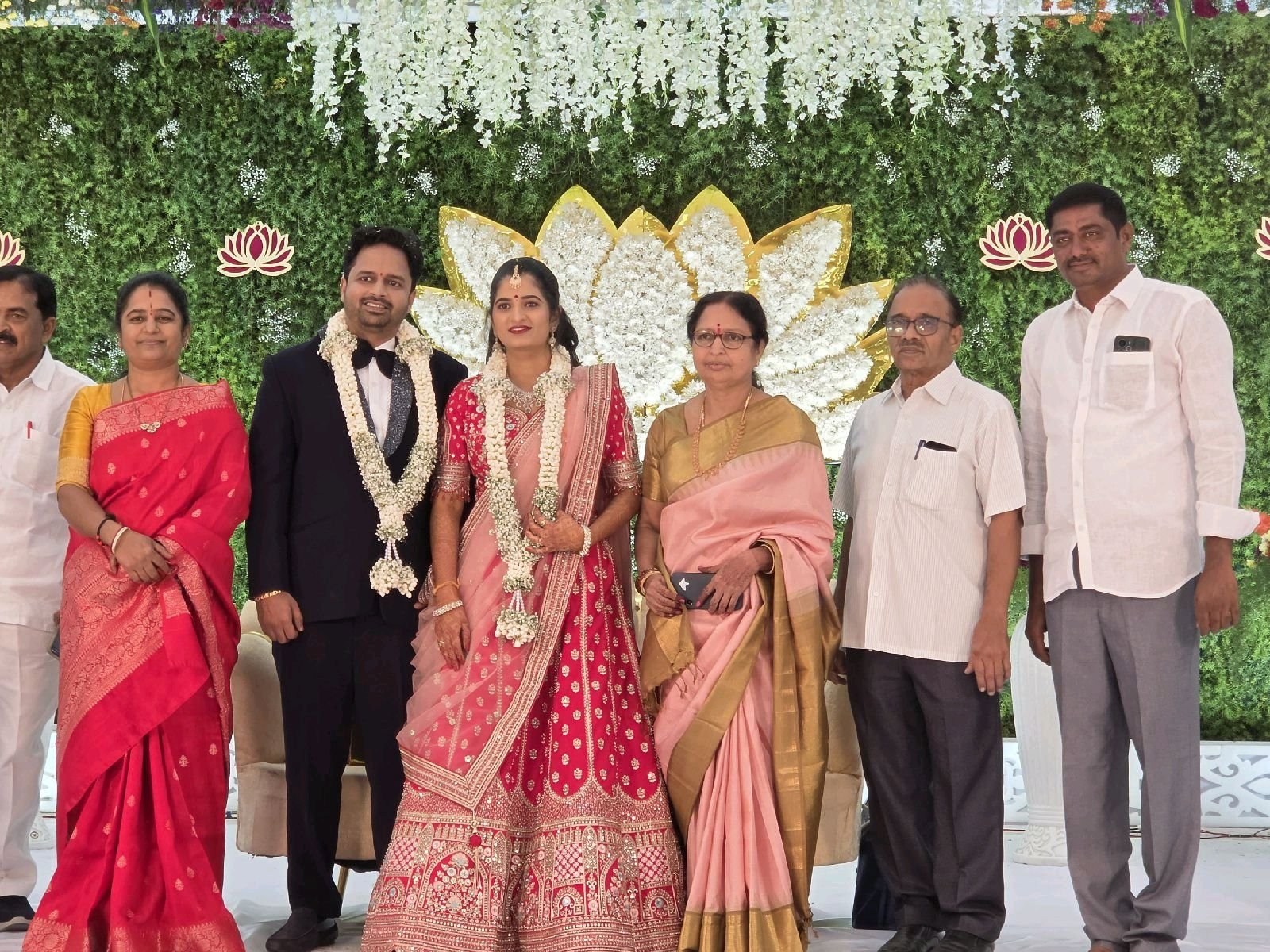 నూతన వధూవరులును ఆశీర్వదించిన మారెడ్డిలతరెడ్డి