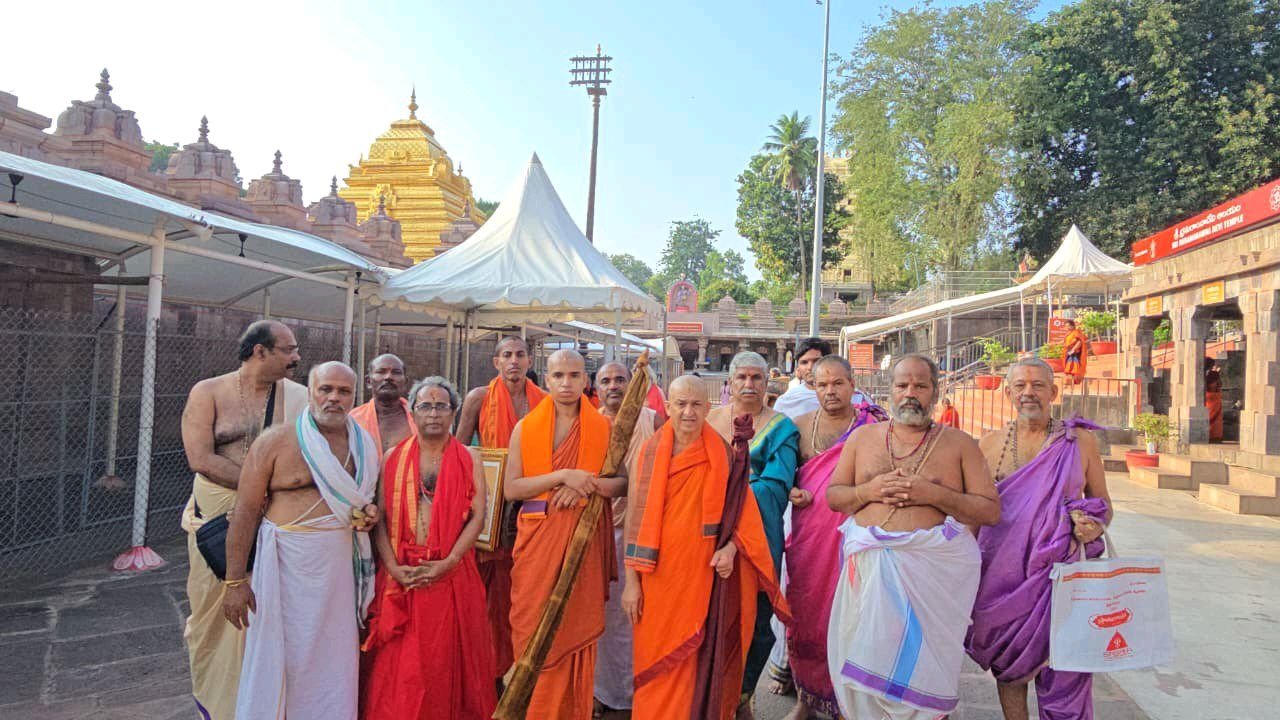 స్వామివార్ల సేవలో పీఠాధిపతులు