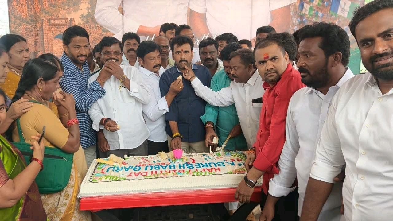 వైయస్ఆర్సీపీ శ్రేణులు అభిమానులు మధ్య కేక్ కట్
