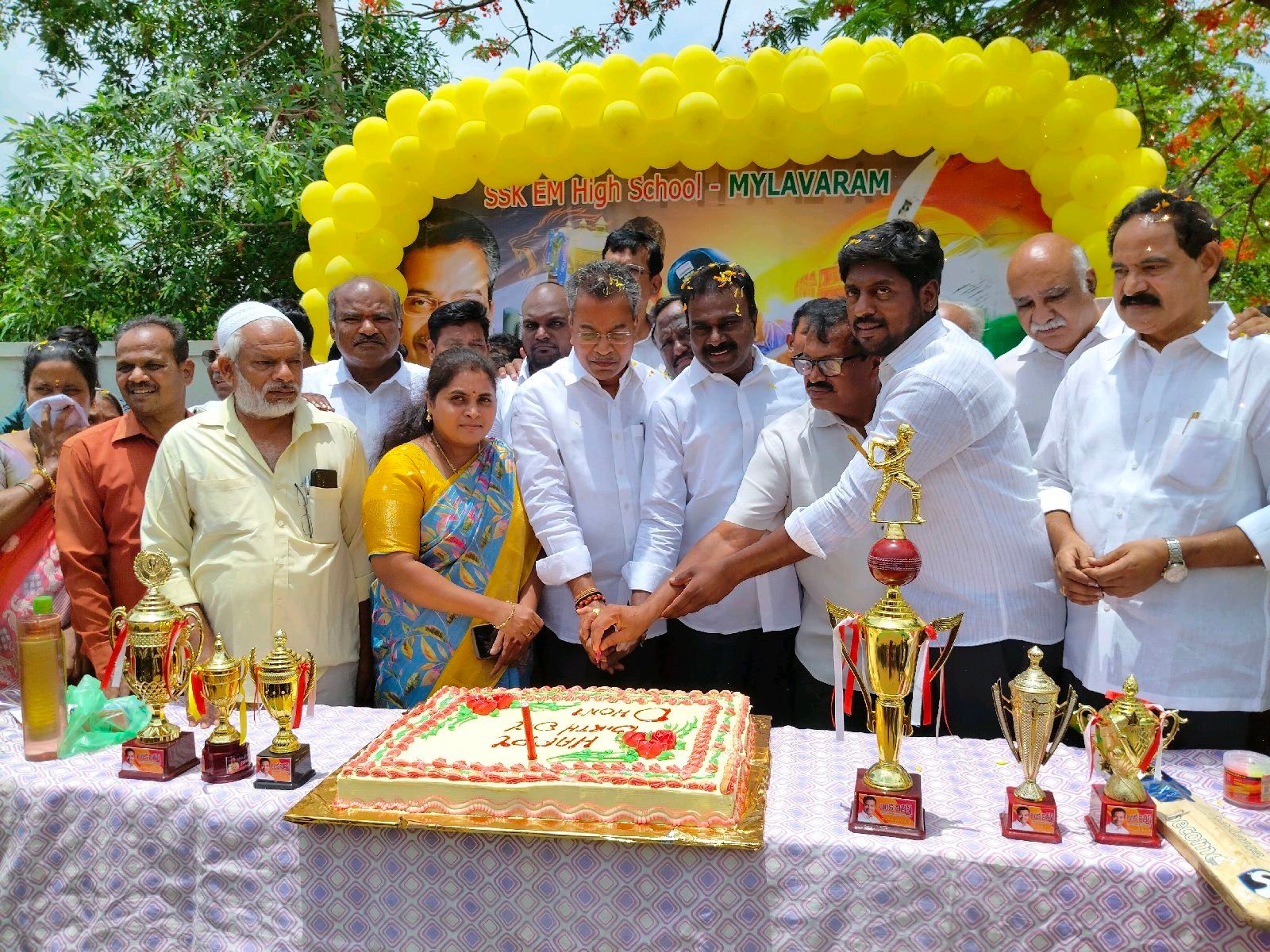 బాలికల క్రికెట్ టోర్నమెంట్ ప్రారంభించిన ఎమ్మెల్యే వసంత.