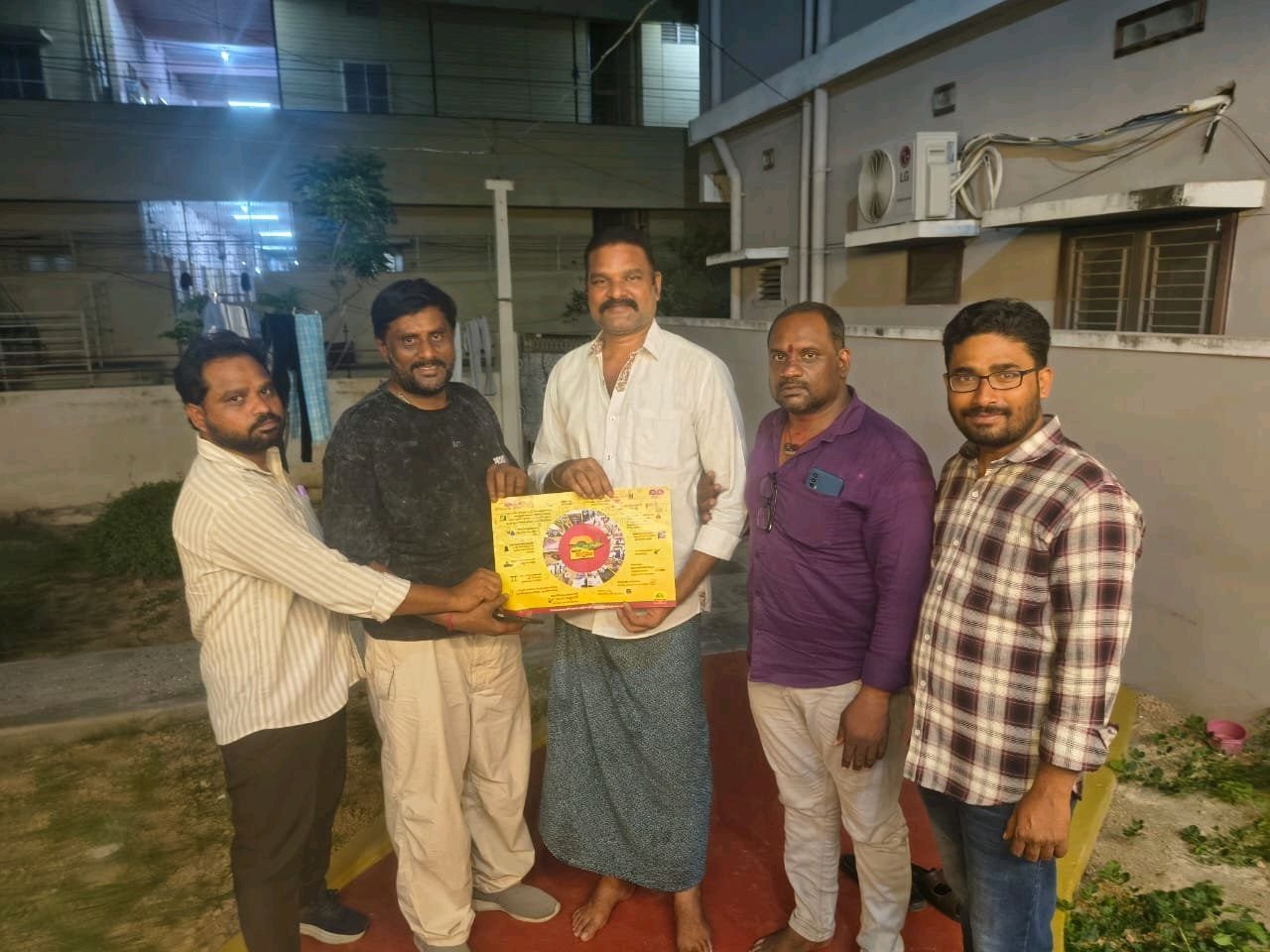 2 ఏళ్ల నమ్మకం ఇంటింటికి తెలుగుదేశం కరపత్రాలు పంపిణీ