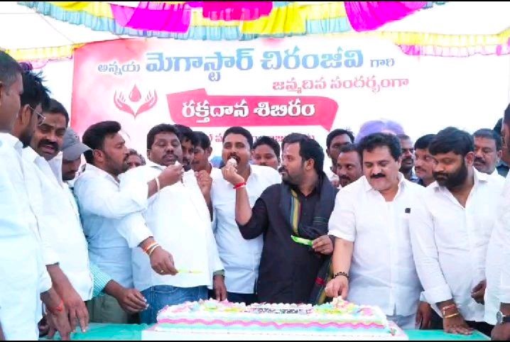 భారీ రక్తదాన శిబిరం అన్నదానం మొక్కల పంపిణీ