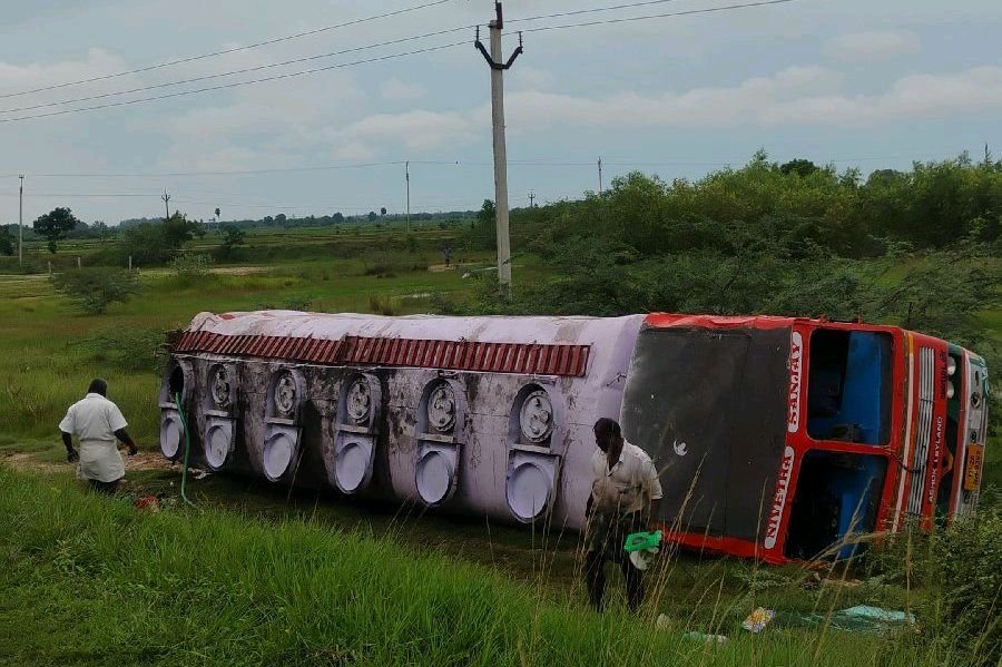 పోలిరెడ్డి పాలెం వద్ద డీజిల్ లారీ బోల్తా