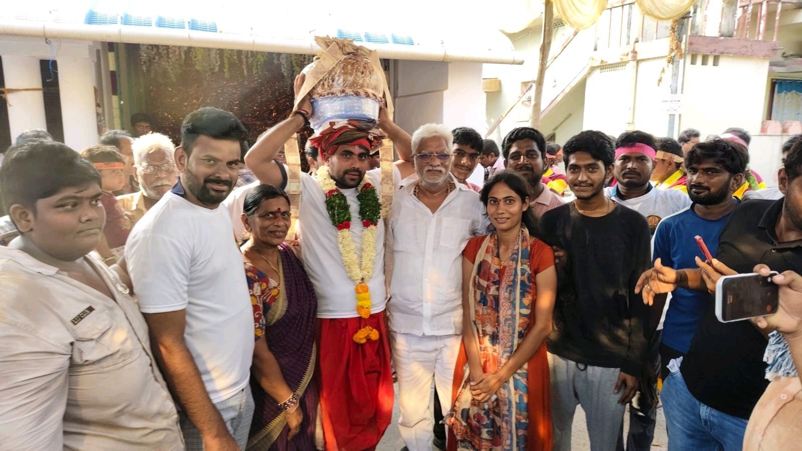 శ్రీ కోదండ రామాలయం వద్ద గణేష్ మండపంలో లడ్డూ రూ.1.30 లక్షలు