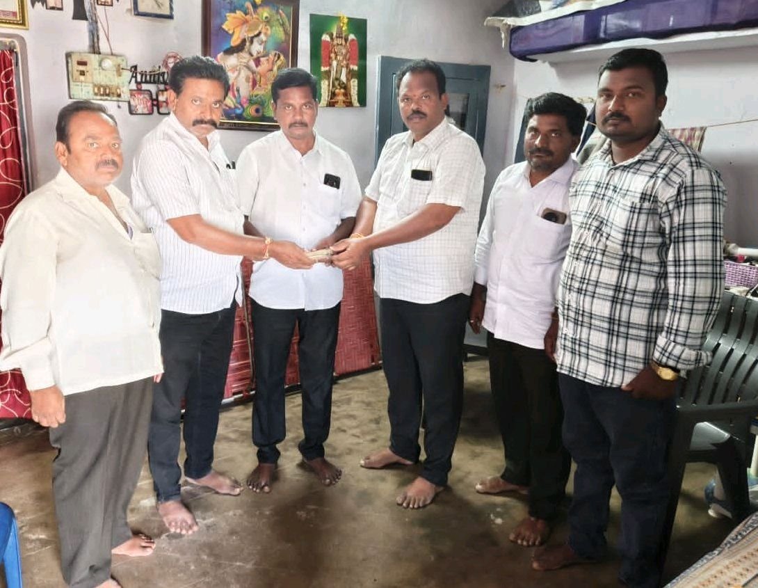 కార్యకర్త కుమార్తె వివాహానికి రూ.లక్ష ఆర్థిక సాయం