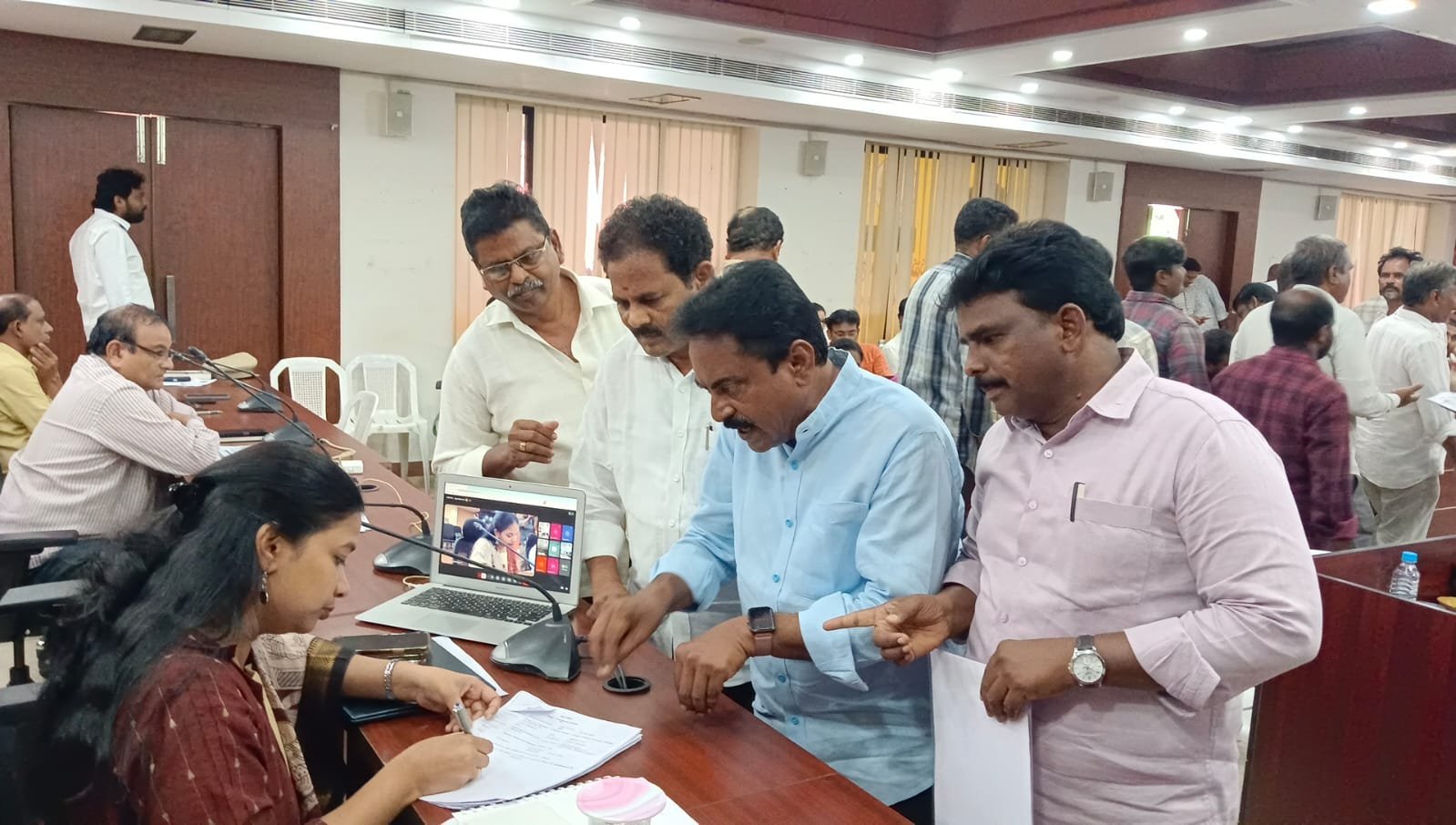 ఇబ్రహీంపట్నం సంగమం వద్ద ఇసుక అక్రమ రవాణా పై జోగి ఫిర్యాదు.